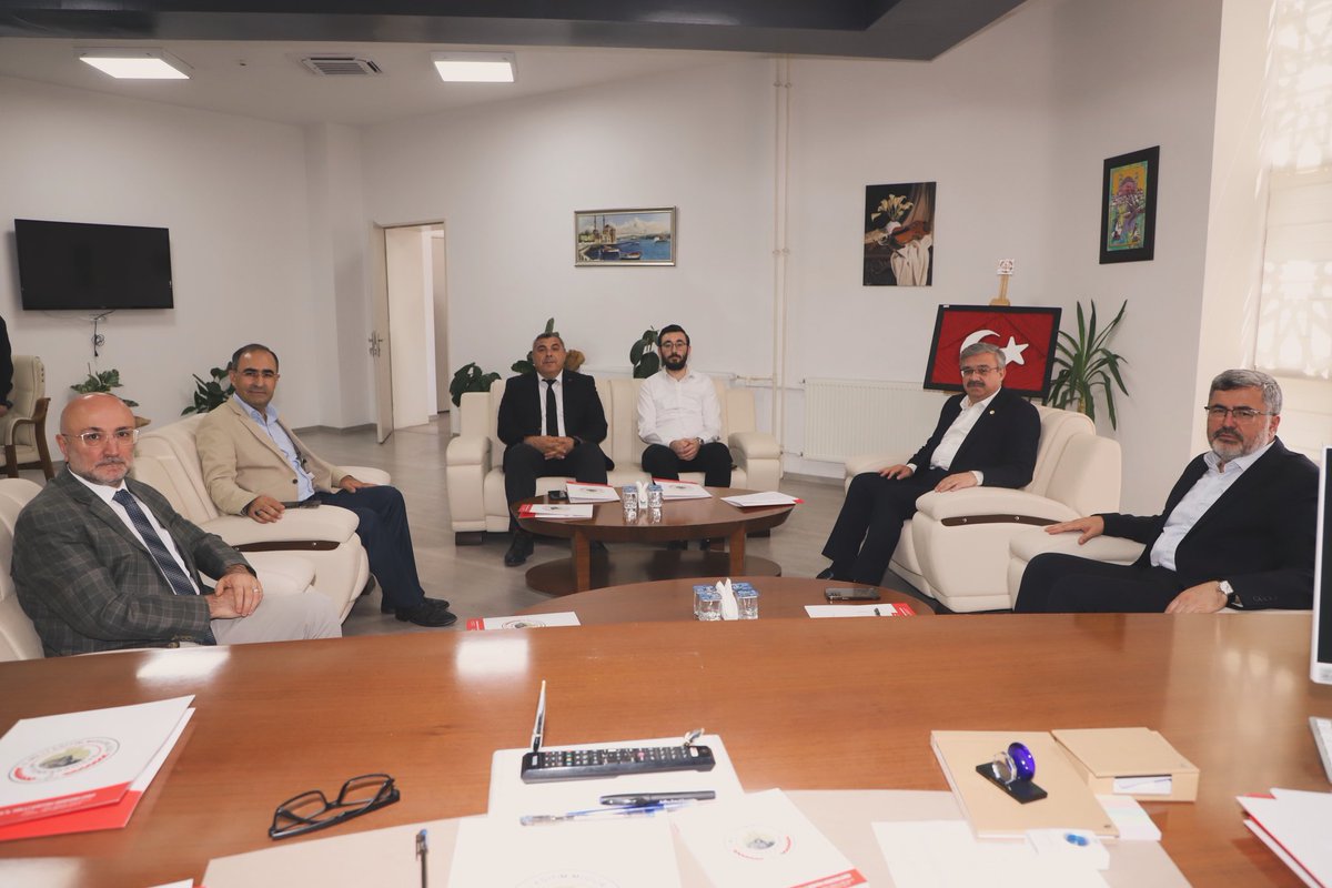 akpartiafyon's tweet photo. İl Başkanımız Turgay Şahin, Milletvekillerimiz Ali Özkaya, İbrahim Yurdunuseven, Hasan Arslan ve İl Yönetim Kurulu üyemiz Talha Akkaya  ile birlikte ilimizin 23-24 Eğitim Öğretim yılında gösterdiği başarıdan dolayı İl Milli Eğitim Müdürümüz Miraç Sünnetçi’yi tebrik ettiler. https://t.co/tBMsJ7sBm4