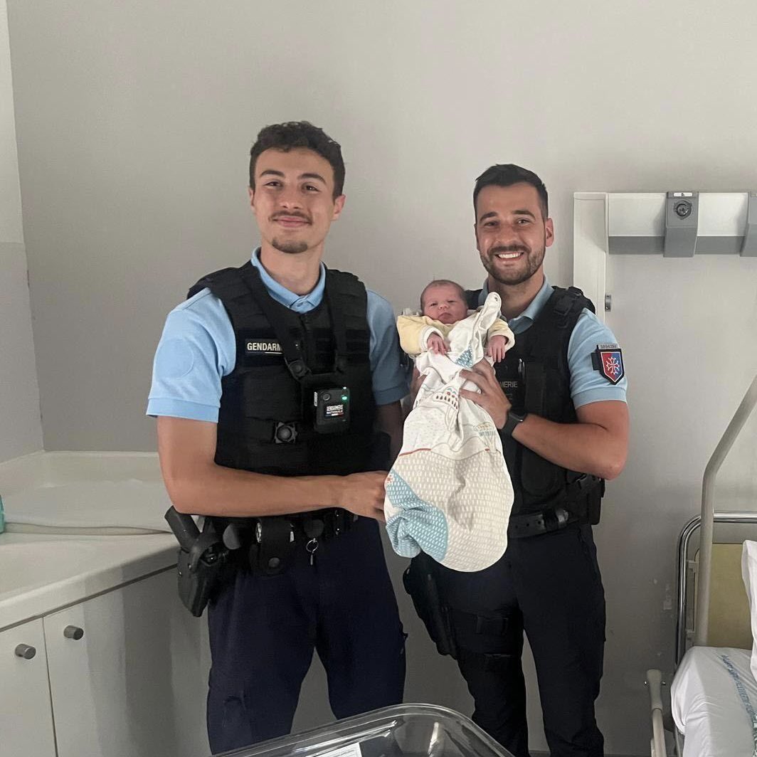 LMPositif's tweet photo. 🇫🇷👮‍♂️ Des gendarmes de Cahors ont contrôlé une voiture en excès de vitesse car… une maman était sur le point d’accoucher ! Ils l’ont donc escortée jusqu’à la maternité, où une petite Deva est née ! 👶 (La Dépêche)

📸 Gendarmerie du Lot https://t.co/XO80rOxvSc