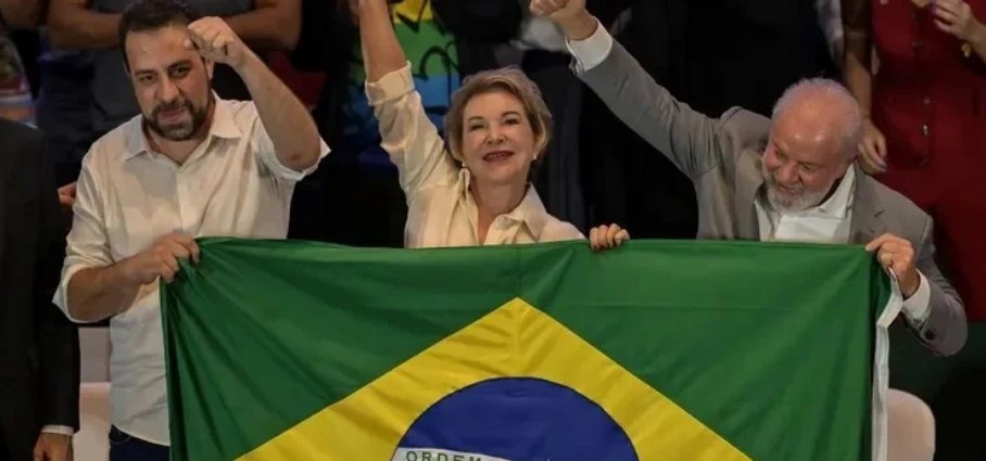 Governo de São Paulo não tem coração paulista. Após ausência de Nunes e Tarcísio, Lula não assina contrato do metrô de SP.
Presidente participou de atos ao lado de Guilherme Bolos neste sábado e criticou o não comparecimento dos governantes.