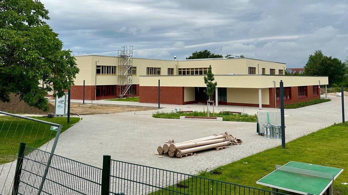 MBJSBrandenburg's tweet photo. Minister #ganznah: Steffen Freiberg machte sich heute ein Bild vom Baufortschritt und dem #Lernhaus-Konzept am Sielmann-Schulzentrum #Wustermark. Danach informierte er sich über das #Reitinternat und die Sportspezialklasse an der Homburg-Gesamtschule in #Neustadt/Dosse. #schule https://t.co/GkKzYyypt4