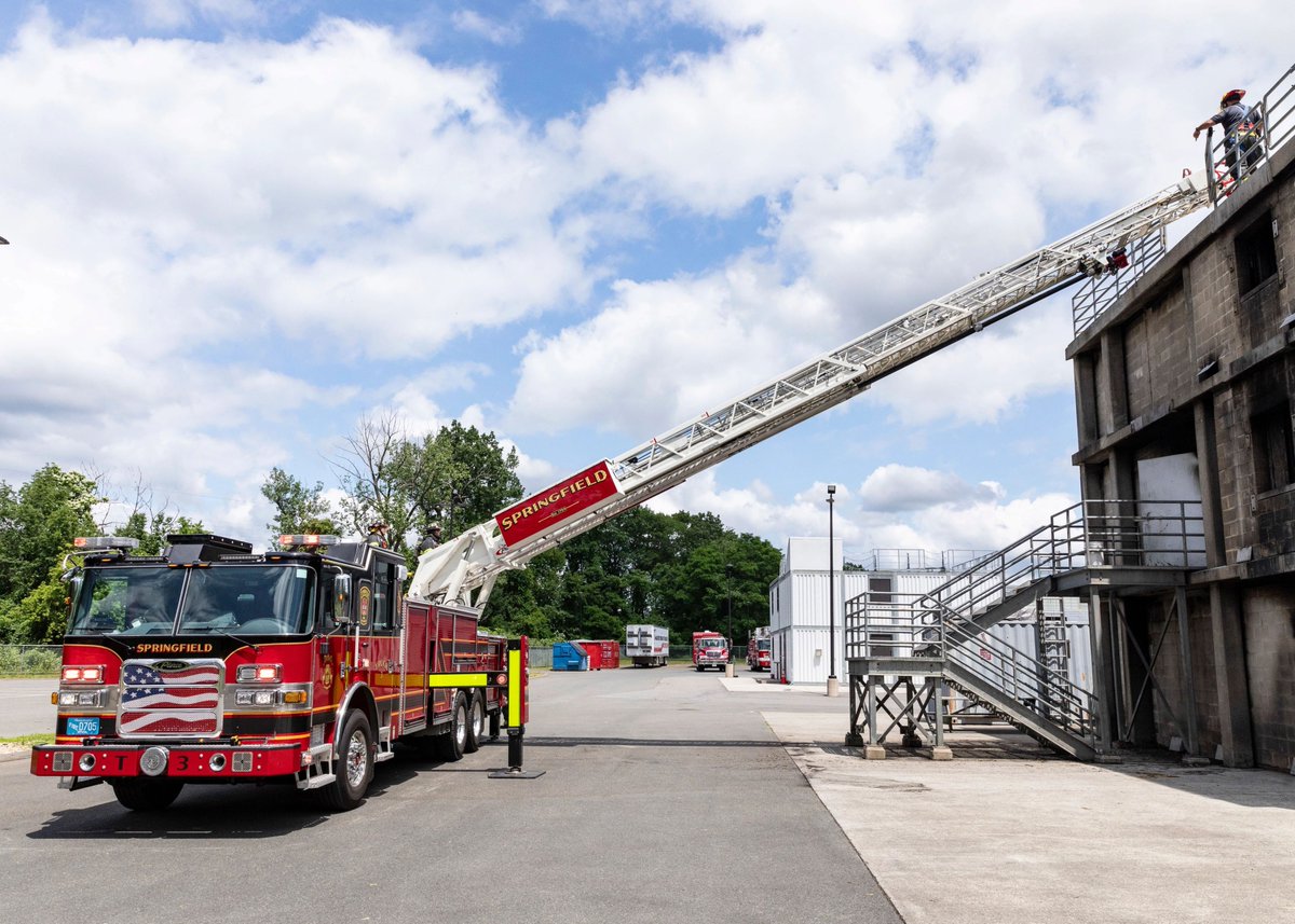 PierceMfg's tweet image. The Springfield Fire Department is SPRINGING into July with this one of a kind 100’ Low-Profile Steel #AerialLadder! 🤩⁠
⁠
The low-profile offers peak operability for their firefighters in the congested areas of #SpringfieldMA. 
⁠
Learn more here: piercemfg.com/jul-2024