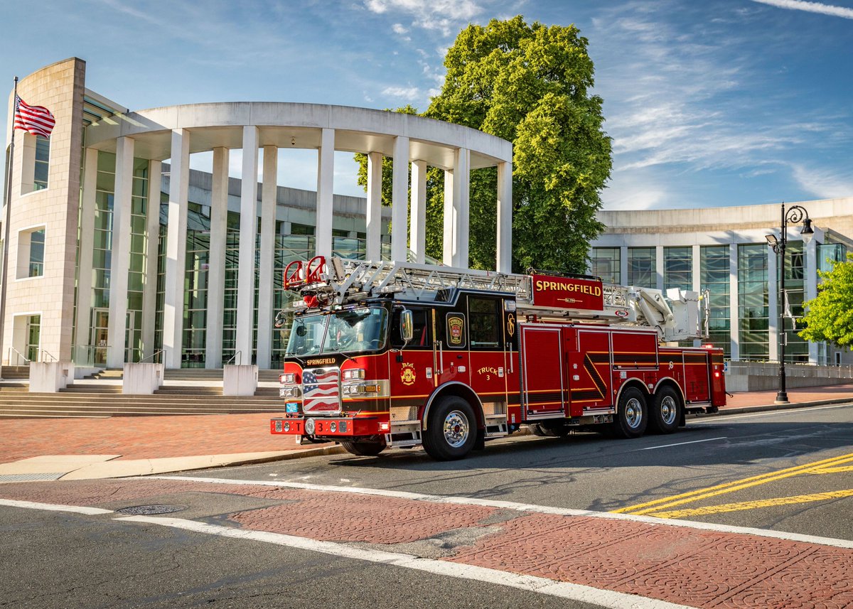 PierceMfg's tweet image. The Springfield Fire Department is SPRINGING into July with this one of a kind 100’ Low-Profile Steel #AerialLadder! 🤩⁠
⁠
The low-profile offers peak operability for their firefighters in the congested areas of #SpringfieldMA. 
⁠
Learn more here: piercemfg.com/jul-2024