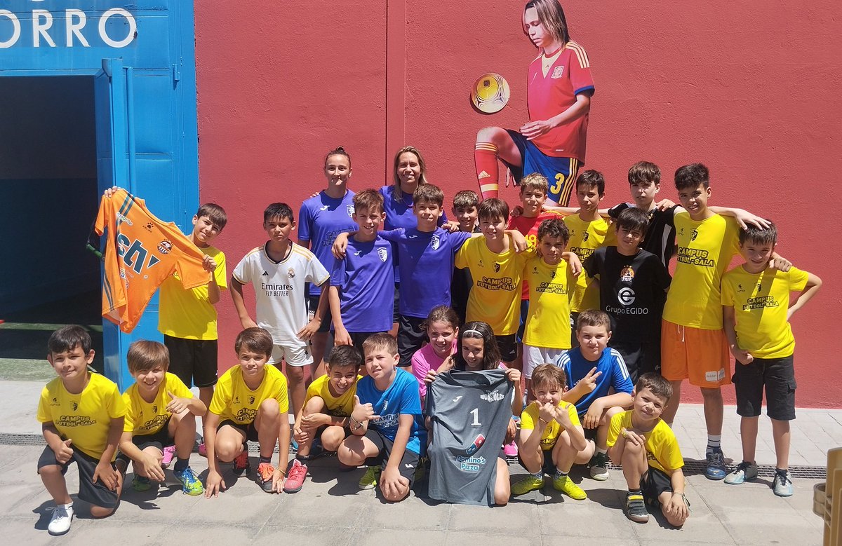 Patri Chamorro (@patrichamorro) on Twitter photo ⚽🌞 Segunda semana de campus en #EscPatriChamorro💙 <a href="/Futsalapinto/">C. D. Futsala Pinto</a>. ¡Qué manera de empezar! Hoy nos ha visitado <a href="/silviaportera1/">Silvia García-Milla Remírez</a>... ¡y hemos flipado con sus paradas!
Gracias, Silvia, por venir. Eres 🔝.
#Pinto #Futsal #Verano #Campus #Campamento #FutsalaPinto ⚽🌞 Segunda semana de campus en #EscPatriChamorro💙 <a href="/Futsalapinto/">C. D. Futsala Pinto</a>. ¡Qué manera de empezar! Hoy nos ha visitado <a href="/silviaportera1/">Silvia García-Milla Remírez</a>... ¡y hemos flipado con sus paradas!
Gracias, Silvia, por venir. Eres 🔝.
#Pinto #Futsal #Verano #Campus #Campamento #FutsalaPinto