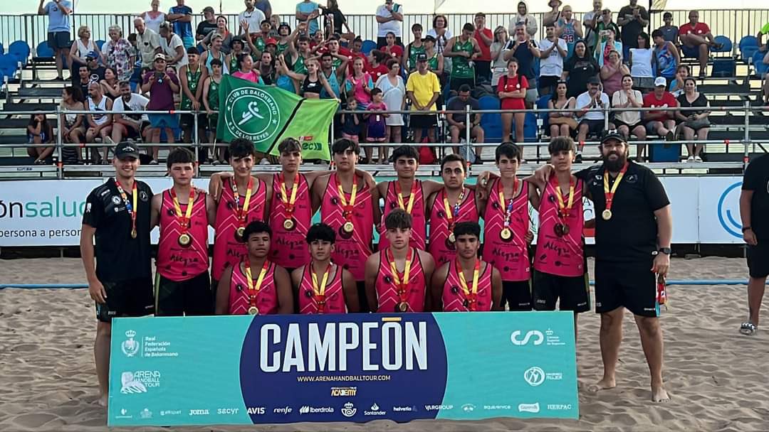 👏 El cadete masculino del Club <a href="/balonmanosanse/">Balonmano Sanse</a>… ¡campeón de la Copa de España de Balonmano Playa! 

🔝 Un nuevo triunfo en esta gran temporada cosechada

¡Enhorabuena a todos!