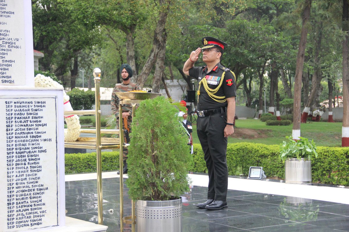 westerncomd_IA's tweet photo. Lt Gen Mohit Wadhwa, assumed appointment as Chief of Staff, HQ Western Command. In a solemn ceremony, he paid tributes to #Bravehearts at #VeerSmriti, the War Memorial at Chandimandir Military Station.

@adgpi
@SpokespersonMoD https://t.co/fHMco9ZApc