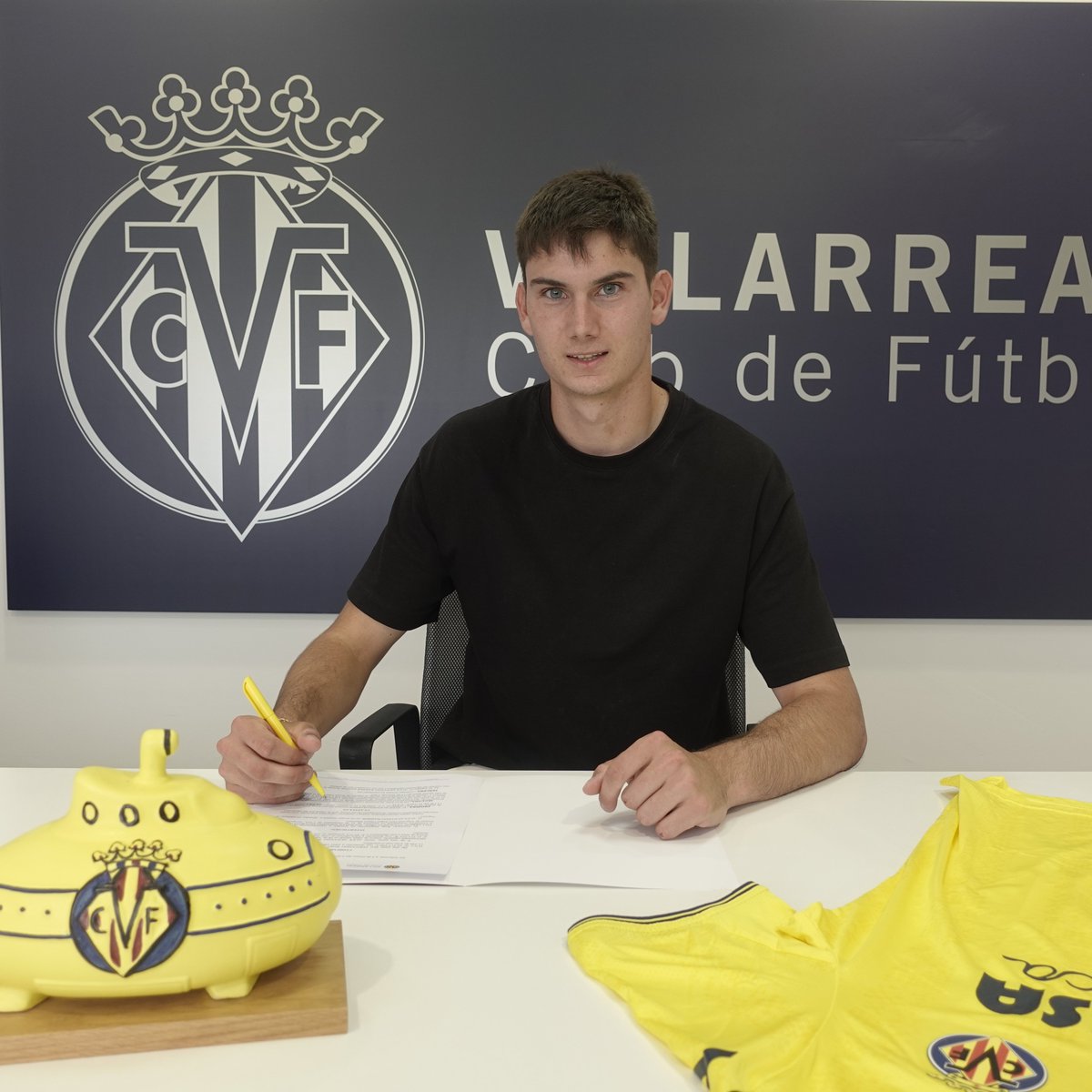 🧤 <a href="/alexquevedoo_/">Àlex Quevedo</a>, ¡nuevo refuerzo para la portería del Villarreal B!

👉🏽 El joven guardameta balear firma por el filial amarillo hasta 2028

ℹ️ villarrealcf.es/alex-quevedo-n…