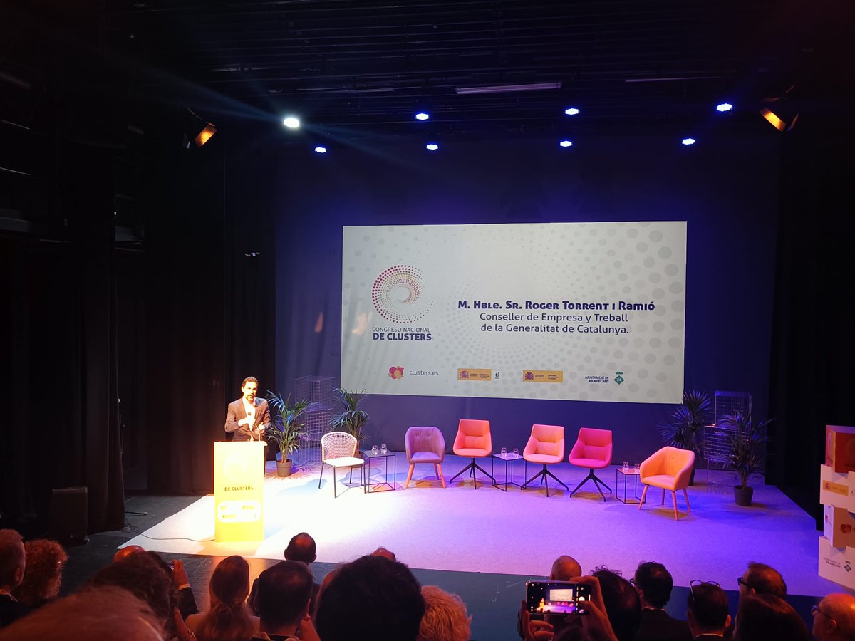 clusterEE's tweet photo. Avui assistim al Congreso Nacional de #Clústers a Viladecans en què presentarem el projecte #BlockbatCEII!💯
En l'acte hi són el @minturgob amb @jordihereub, el Conseller d'Empresa i Treball @rogertorrent i l'alcalde de @ViladecansTweet @carlosruiztwitt.
#EfectoCluster https://t.co/JYO10w7FZb