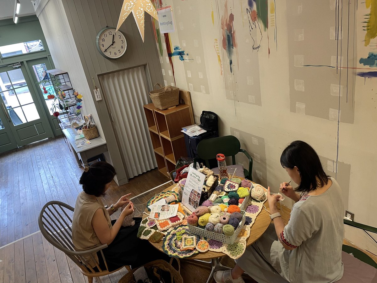 明日は<a href="/kotobldg/">西荻の“ことビル”</a> 西荻のことカフェでのワークショップです。こちはら先週の様子。
11-17時まで。予約不要なのでふらりとお越しください😘

#西荻窪 #編み物 #かぎ針編み #Knitting