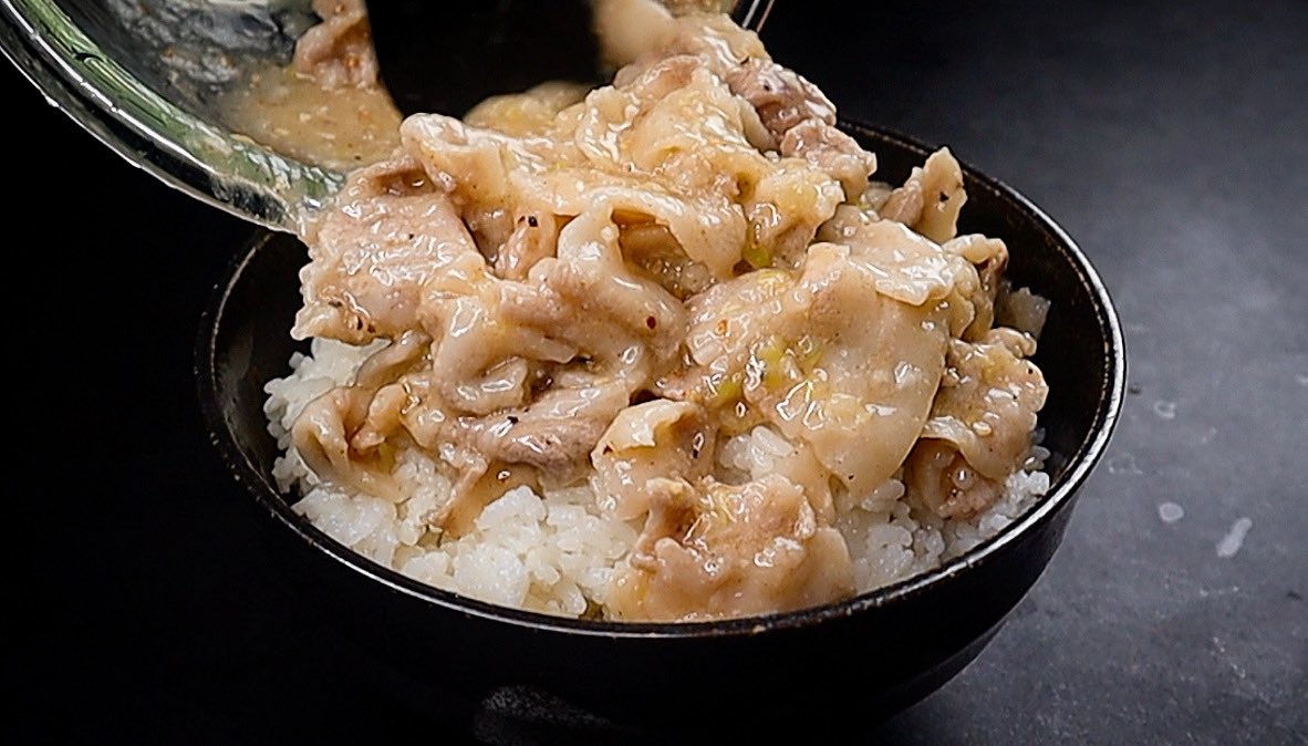 muscle1046's tweet photo. これね、大袈裟でも何でもなく本当に今後ネギ塩豚丼を作るときは火を使わなくなります

【限界ネギ塩豚カルビ丼】

レンジで3分加熱するだけ！

『豚肉に薄く片栗粉を塗してから調味料と馴染ませレンチンする』

これだけで本当に豚肉がしっとり柔らかくなります

正直焼くよりも柔らかくてジューシー https://t.co/iweOFk3iu0