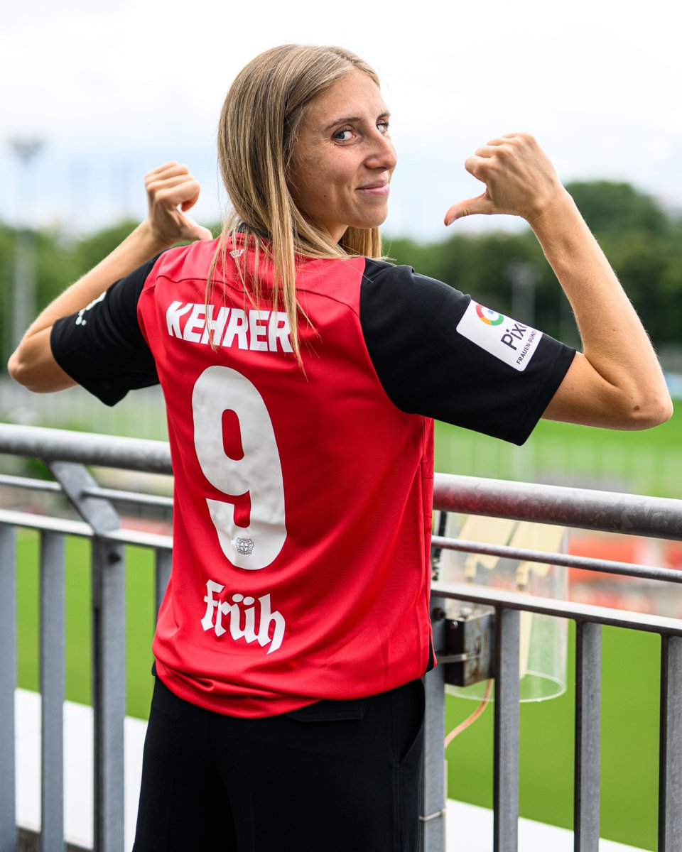 ✍️ Transfer-Update ❗
Stürmerin Caroline Kehrer kommt vom SC Braga zu den #Bayer04Frauen und unterschreibt unterm Kreuz einen Vertrag bis 2026. Nice to meet you, Caroline! 🇨🇦🇺🇸

#Bayer04 | #Kehrer