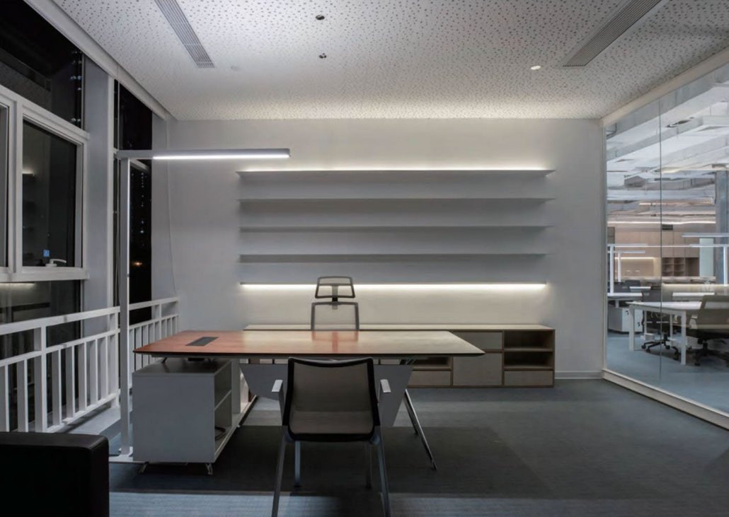 SaraZeng8's tweet photo. What must a modern lighting concept achieve ? iWork has the solutions.

Save energy, not light. 40% of all costs of a building in terms of its life cycle are energy costs, a large portion of which is for lighting. 
#workstation #workspace 
#officelight #lighting https://t.co/BgGig0kgBD