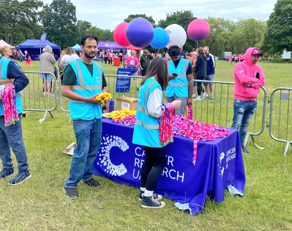 AMYA_Midlands's tweet photo. On 1st July 2024, 6 AMYA members volunteered to support the "Race for Life" event at Markeaton Park, Derby, to raise funds for Cancer Research UK. The members helped give out medals, snacks, and water, and worked as marshals around the park.

@raceforlife
@CR_UK
#amya
#volunteers https://t.co/COreYdw3Nv