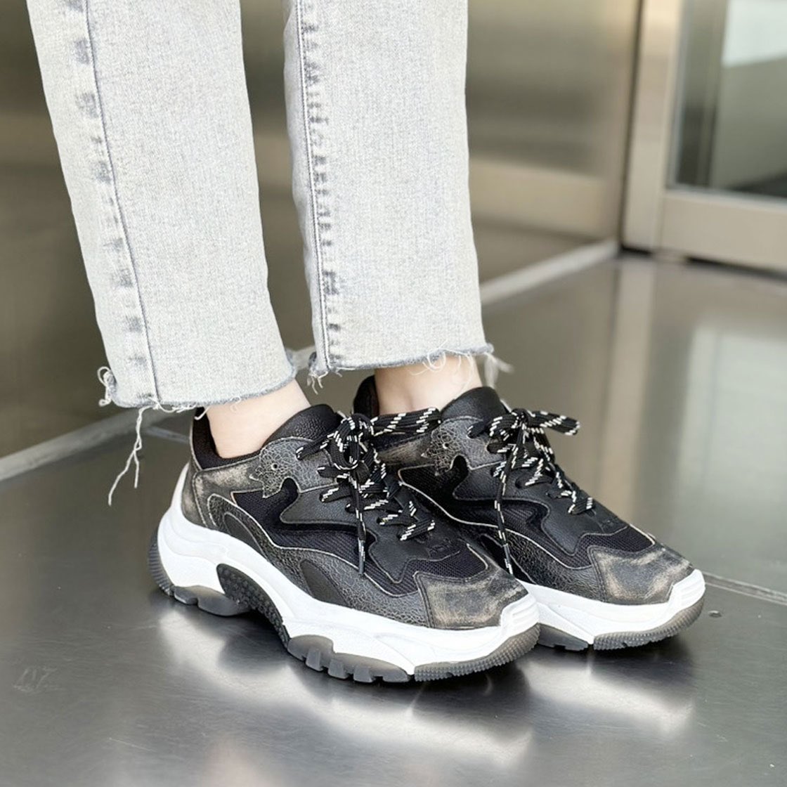 ASH_JAPAN's tweet photo. IN STOCK NOW  ▷ ADDICT
→ https://t.co/gIYexlDE7t

デザイン性のあるボリュームソールと、
模様が入ったシューレースが足元を引き立たせるビッグシルエットのスニーカー”ADDICT”

◆STORE https://t.co/O78fYEiKp1
◆ZOZOTOWN https://t.co/ha8PtMPHuK

#スニーカー #shoes https://t.co/u8rCeGD44m