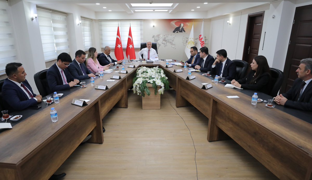 Valimiz Sn.<a href="/malikumbuzoglu/">Mehmet Ali Kumbuzoğlu</a>, Vali Yardımcıları, Kaymakamlar ve İl Müdürleriyle VKS üzerinde değerlendirme ve istişare toplantısı yaptı.

Sn.Valimiz, “Bulunduğumuz makamlar hemşehrilerimize hizmet içindir. İnsan odaklı olmayı ve gönüllere dokunmayı asla ihmal etmeyelim.” dedi.