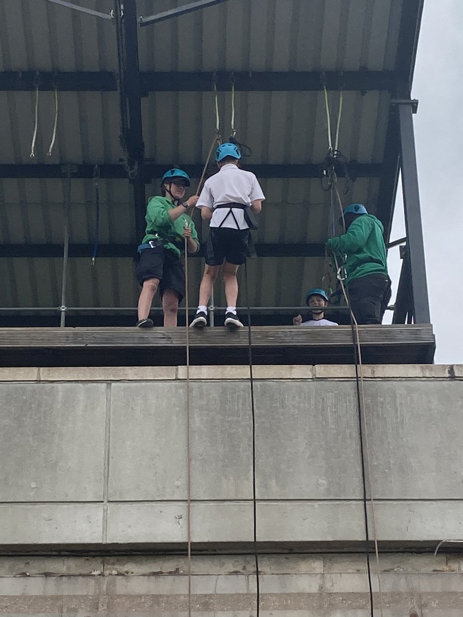 CopleyJuniorYr5's tweet photo. Abseiling is such good fun! #lookatusgo #CopleyOpportunity @Kingswood_ https://t.co/djOtUi5Fo0