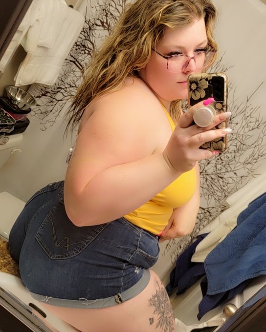 My big booty are here to brighten your day. 🍑 https://t.co/le5piSjJUA