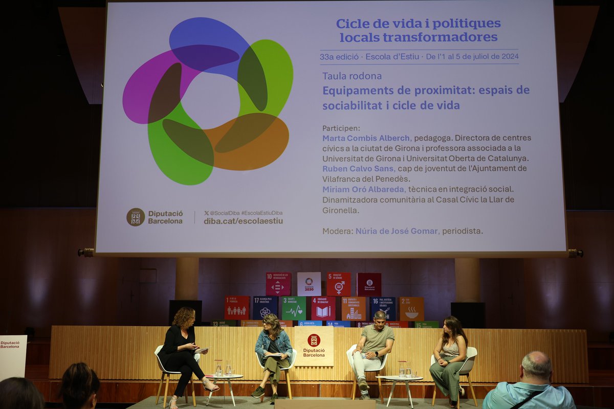 Comencem la primera taula rodona a l'#EscolaEstiuDiba: “Equipament de proximitat: espais de sociabilitat i cicle de vida”.  

💭Reflexionem sobre els equipaments públics com a #InfraestructuresSocials amb els experts <a href="/mcalberch/">Marta Combis</a>, Ruben Calvo, i Miriam Oró. Modera: <a href="/nuriadejose/">Núria de José Gomar</a>.