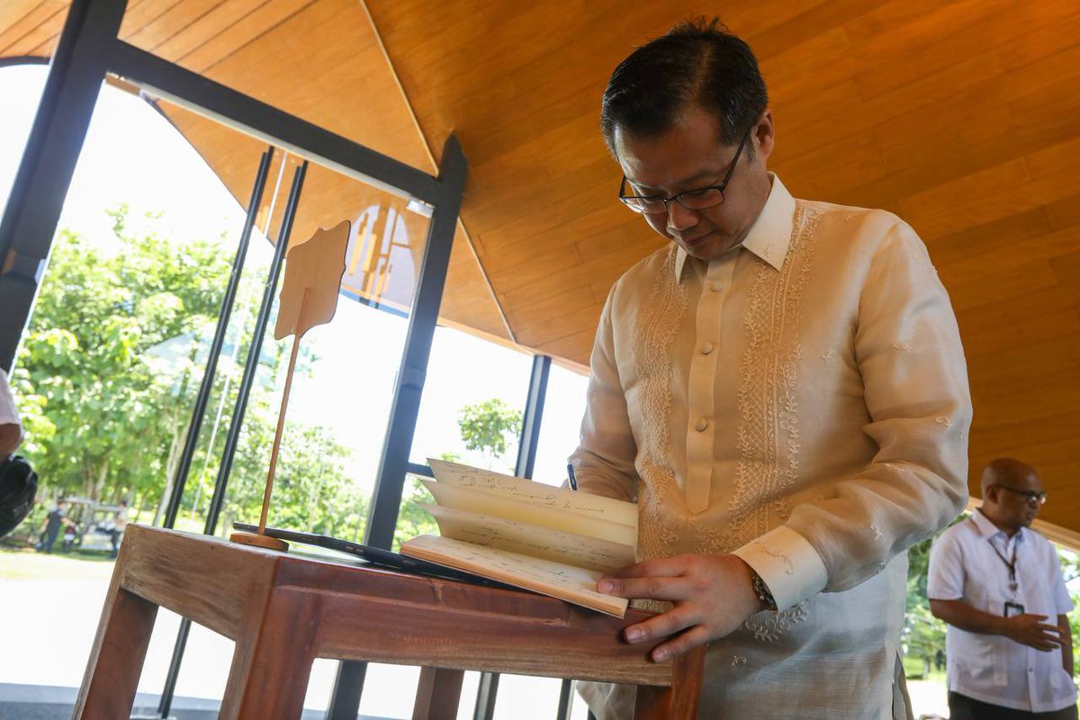 Tayo ay dumalo sa 22nd Philippine-Spanish Friendship Day sa Baler, Aurora kasama sina Senator <a href="/migzzubiri/">Migz Zubiri</a> at Spanish Ambassador to the PH Miguel Delgado. Kasama si Senator <a href="/sonnyangara/">Sonny Angara</a>, binista rin natin ang puntod ni former Senate President Edgardo Angara.