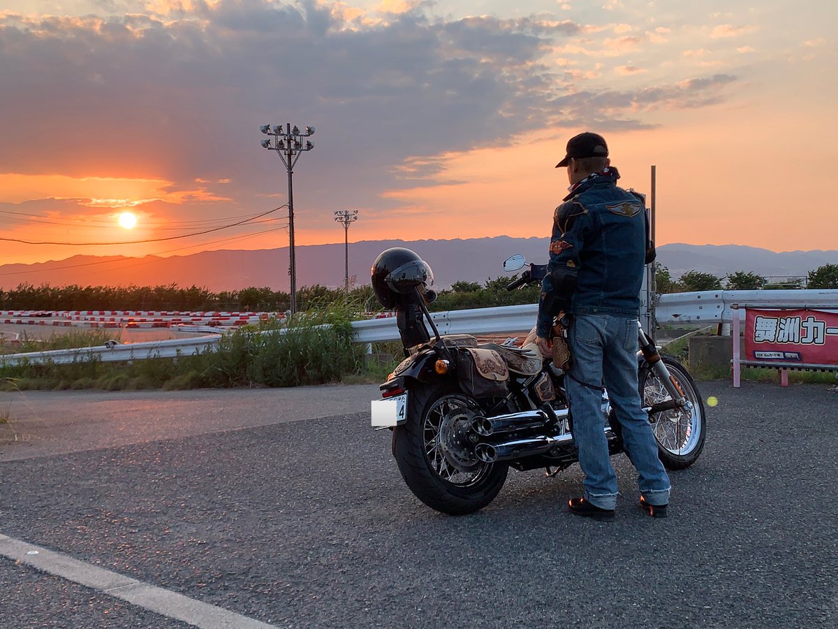 LoveHDFXST's tweet photo. #6月を写真4枚で振り返る
雨が多かった割には走れたかな😅👍
#harleydavidson #harley_davidson #softailstandard #leathercraft #sheridanstylecarving #ハーレーダビッドソン #レザークラフト #レザーカービング#シェリダンスタイルカービング
#バイク乗りと繋がりたい #バイク好きと繋がりたい https://t.co/Ij6arB2TjO
