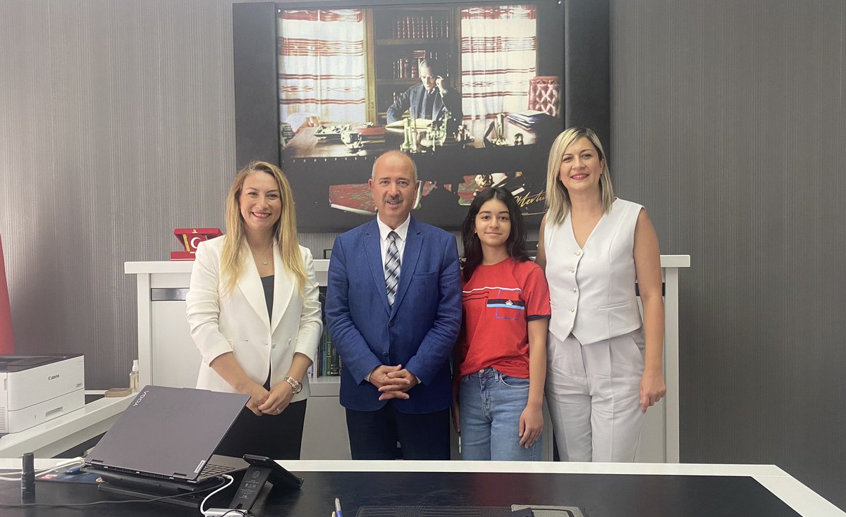 BKkarsiyaka's tweet photo. Karşıyaka İlçe Milli Eğitim Müdürümüz Sn.Kadir Kadıoğlu, LGS 2024’te tüm soruları doğru yanıtlayarak Türkiye birincisi olan Bahçeşehir Koleji Karşıyaka Kampüsü öğrencimiz Asmin Öykü Hazar’ı tebrik etti❤️💙
#sırasende 
@kadirkadioglu35 https://t.co/5ByqCJtsq3