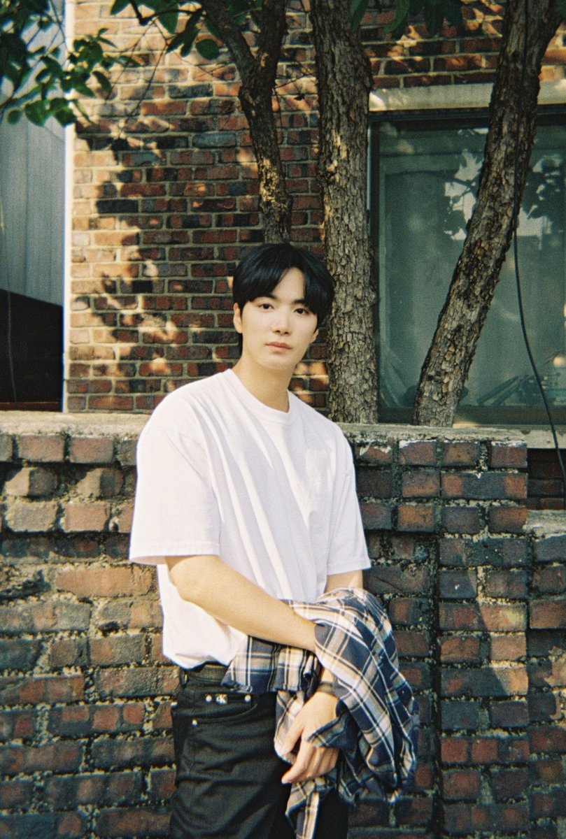 em_jonghyeon's tweet photo. [#PHOTO]
해방촌에서 🫧🌿

#쫑LOG
#KimJonghyeon #김종현 https://t.co/isQQ6kf7KC