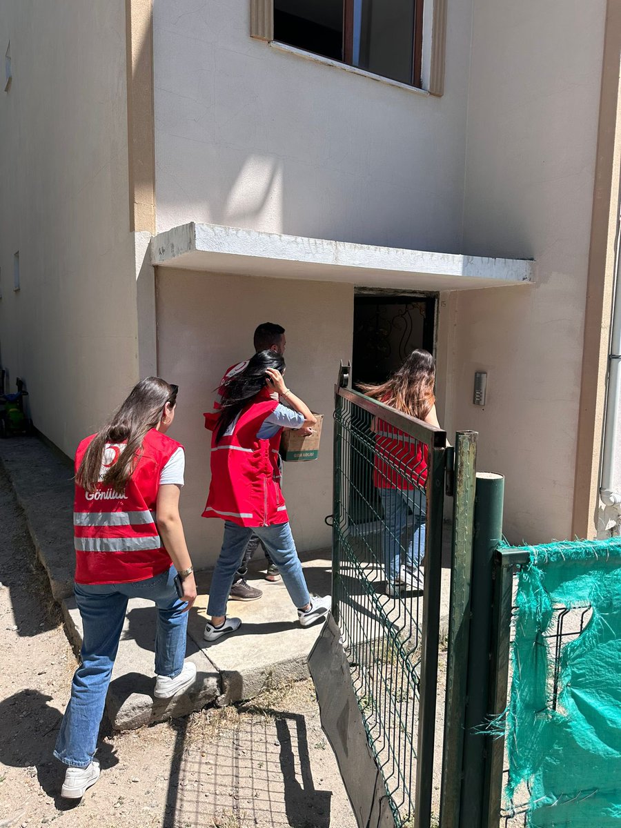 FatmaMericYlmaz's tweet photo. Türkiye’nin dört bir yanında ihtiyaç sahiplerinin kapılarını çalıyoruz. Her kapıda bir güleryüz, her kapıda teşekkür dolu bir bakışla karşılanıyoruz. Yardım eli uzatmanın, bir yüreğe dokunmanın ne kadar kıymetli olduğunu her seferinde bir kez daha anlıyoruz.

Hep birlikte, omuz omuza daha güçlü bir yarın için çalışmaya devam edeceğiz. #Yanınızdayız