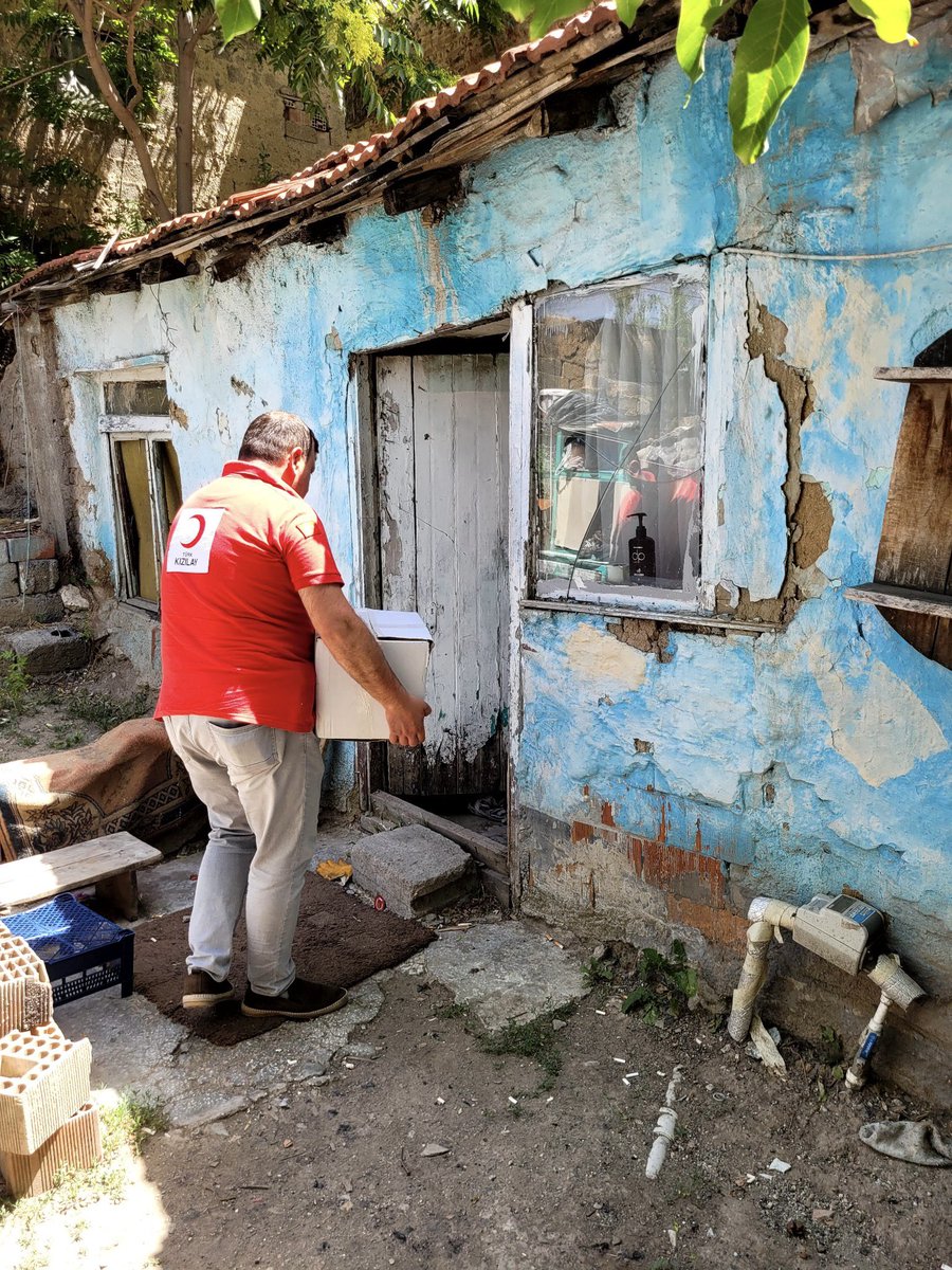 FatmaMericYlmaz's tweet photo. Türkiye’nin dört bir yanında ihtiyaç sahiplerinin kapılarını çalıyoruz. Her kapıda bir güleryüz, her kapıda teşekkür dolu bir bakışla karşılanıyoruz. Yardım eli uzatmanın, bir yüreğe dokunmanın ne kadar kıymetli olduğunu her seferinde bir kez daha anlıyoruz.

Hep birlikte, omuz omuza daha güçlü bir yarın için çalışmaya devam edeceğiz. #Yanınızdayız