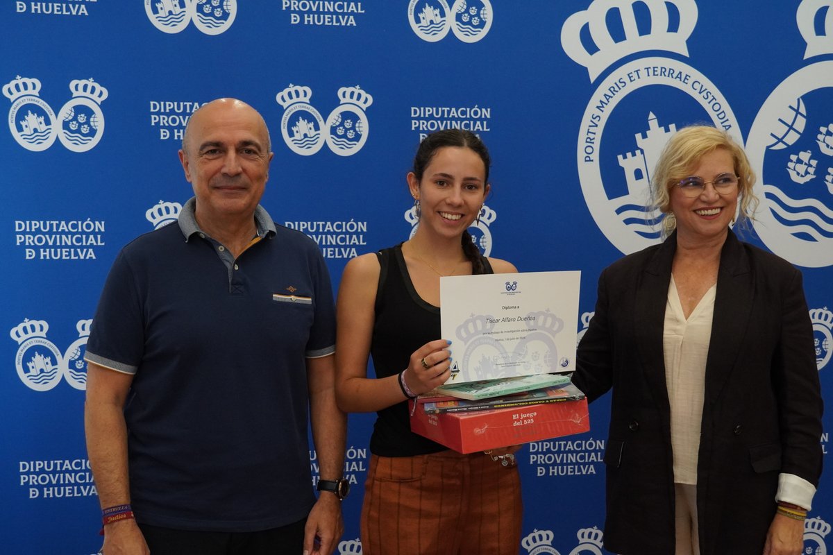 DipuHU's tweet photo. 🔵@DipuHU ha premiado la dedicación de Juan Diego Coronel, Miriam Burrero, Tíscar Alfaro y Rosa Fiscal, ganadores del Concurso, por sus trabajos, con un lote de libros para incentivar aún más su amor por la lectura y por la investigación
👏Enhorabuena!! https://t.co/wUS7w7NE0H