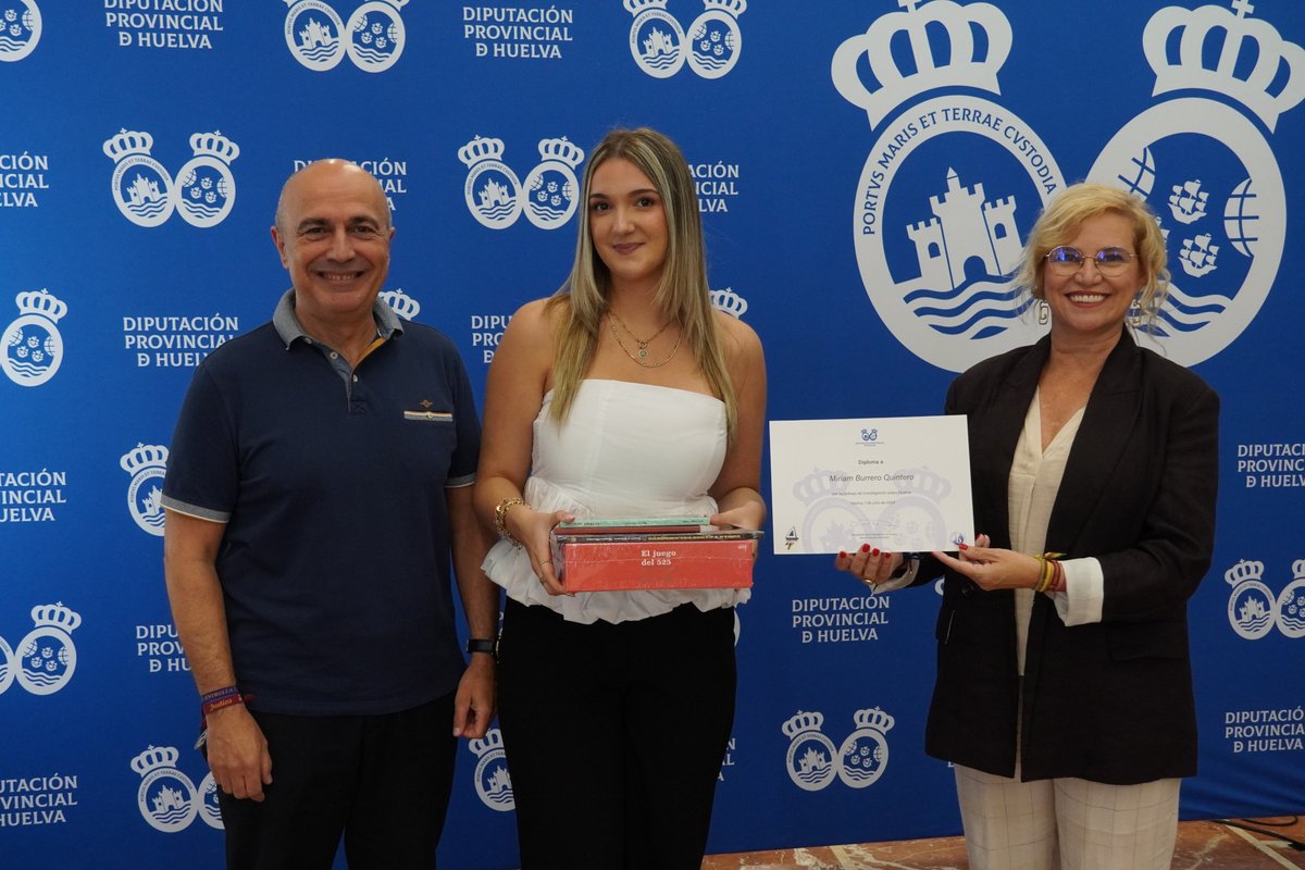 DipuHU's tweet photo. 🔵@DipuHU ha premiado la dedicación de Juan Diego Coronel, Miriam Burrero, Tíscar Alfaro y Rosa Fiscal, ganadores del Concurso, por sus trabajos, con un lote de libros para incentivar aún más su amor por la lectura y por la investigación
👏Enhorabuena!! https://t.co/wUS7w7NE0H