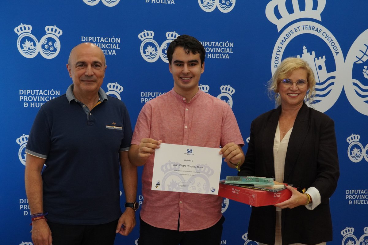 DipuHU's tweet photo. 🔵@DipuHU ha premiado la dedicación de Juan Diego Coronel, Miriam Burrero, Tíscar Alfaro y Rosa Fiscal, ganadores del Concurso, por sus trabajos, con un lote de libros para incentivar aún más su amor por la lectura y por la investigación
👏Enhorabuena!! https://t.co/wUS7w7NE0H
