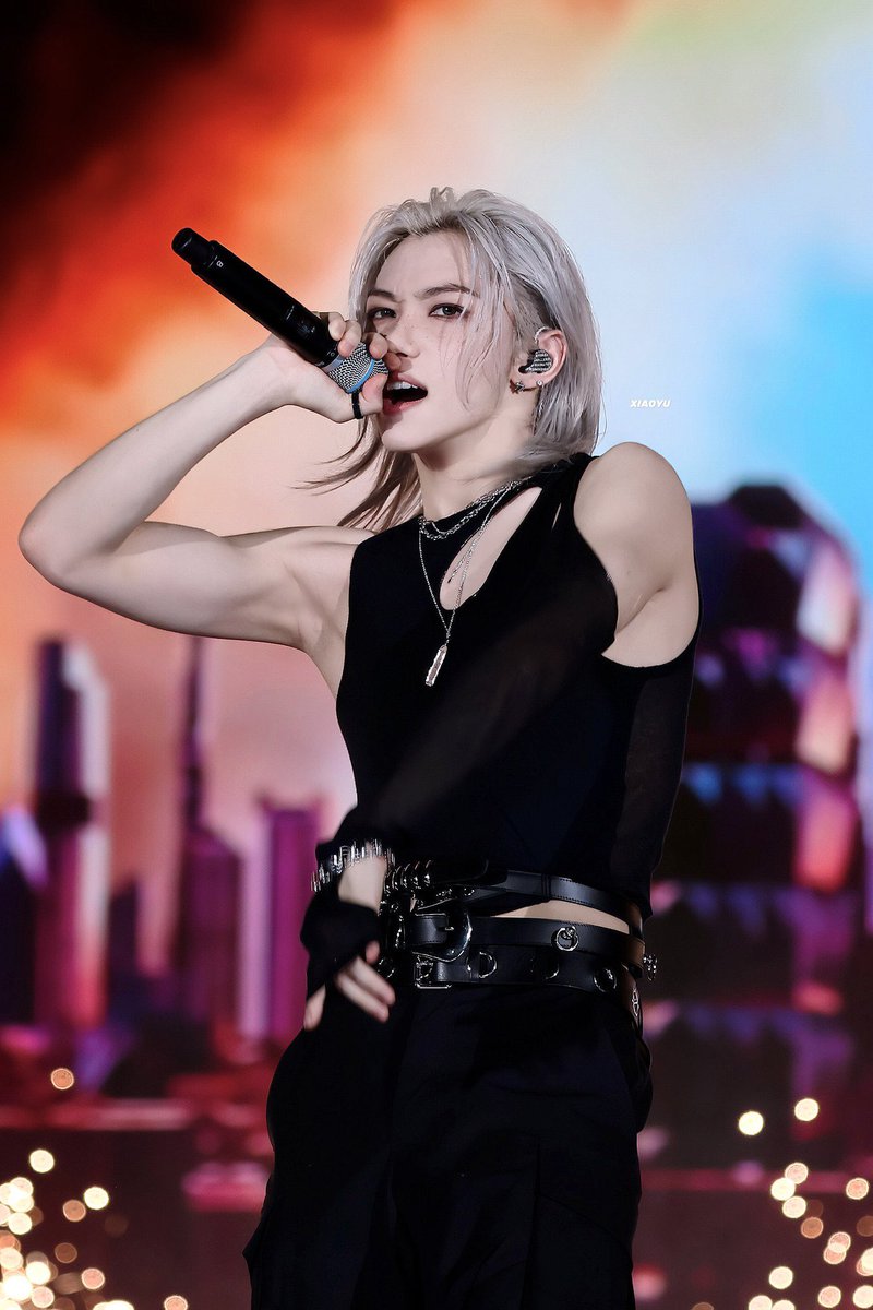 LIXIELOOKS's tweet photo. felix being the biggest loser trapped in a hot boy’s body: a thread https://t.co/RtkuqbKyDD