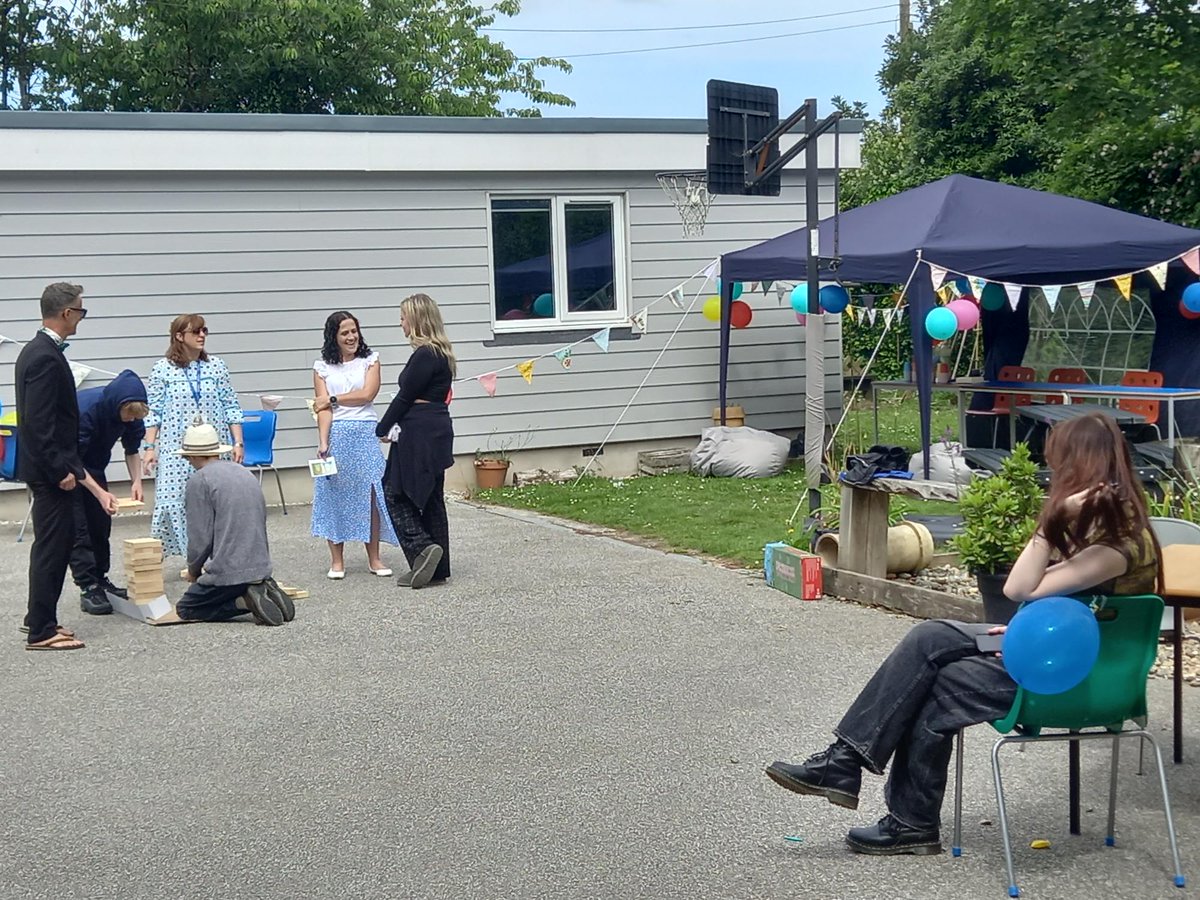 ChesApa's tweet photo. On the 20th June, we welcomed students, parents and staff into Glynn House for a Year 11 leavers celebration. 

We ate pizza and ice cream and it was fantastic chance to celebrate our wonderful Year 11s finishing their exams.

Good luck to you all for your future adventures! https://t.co/YiOMmaeu0n