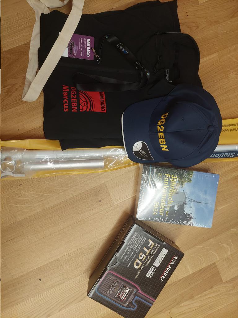 Auch wenn die Rückfahrt von der #Hamradio2024 8 Stunden und 15 Minuten gedauert hat, waren es drei super Tage. Neben vielen Gesprächen ist das die Ausbeute. 
Auf ein Neues in 2025.