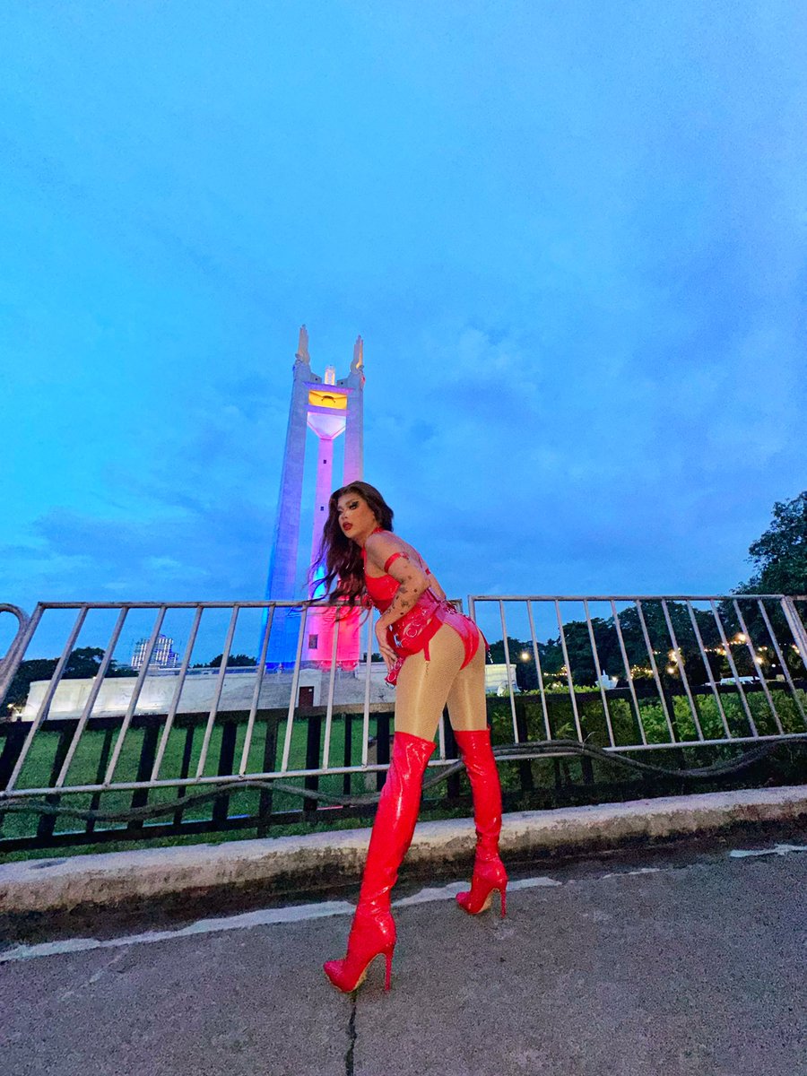 XfeyvahfataleX's tweet photo. Who run this motha-!? What a way to end my Pride Month!!! Thank you so much @tfpridePH for having us for the Drag Superbowl 🫶🏼🏳️‍🌈 this is so surreal!! 

Thank you so much to everyone who joined this protest!! Laban mga bakla!!! Happy pride!!! 🫶🏼💜 https://t.co/2mv6Lb2WHy