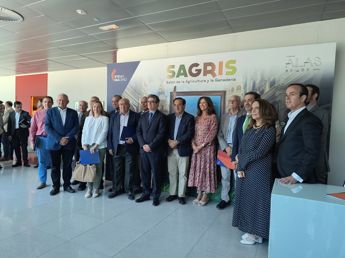 eComercioAgr's tweet photo. Foto #ofical de la presentación de #SAGRIS en @ifemaFEMA
✔️Modera Elisa Plumed, presidenta de APAE (Asociación de Periodistas Agroalimentario) @APAE_informa
#feris #agricultura #España https://t.co/IKubXLFXjW