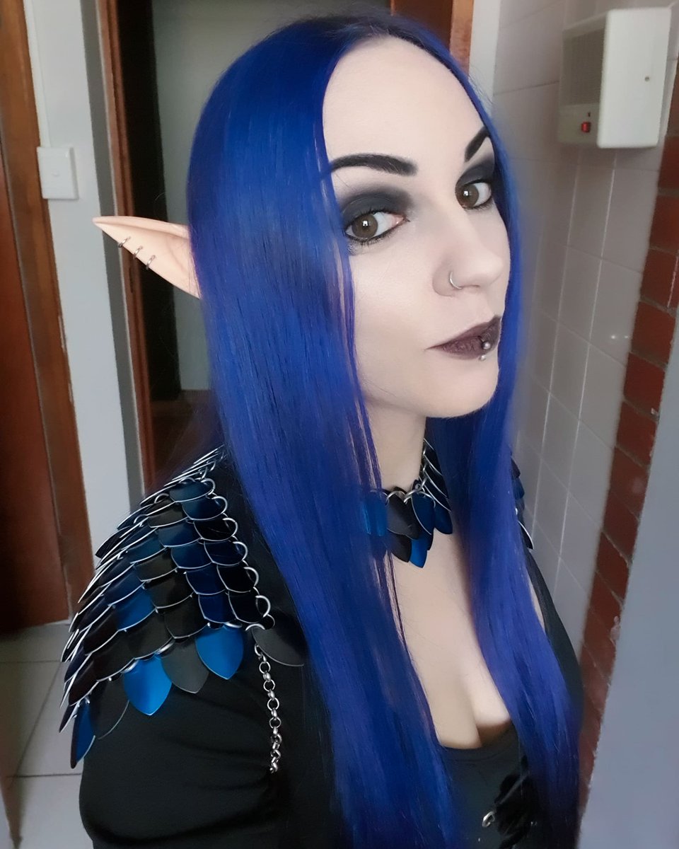 Saturdays outfit for Magic &amp; Mayhem ⚔️

#magicandmayhemcapetown #magicandmayhem #medievalmarket #chainmaille #chainmail #scalemaille #scalemail #scalemaillearmour #darkelf #bluehair