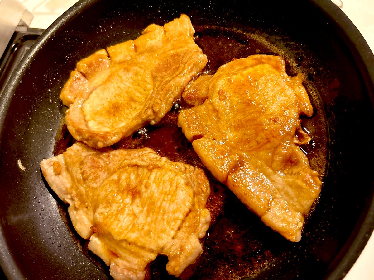 たまには厚切りの生姜焼きを🐖

筋切り＋片栗粉コーティングで柔らかく、ハチミツを入れることで子どもも食べやすい味付けにしています🍯
