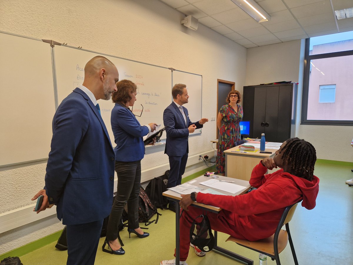 DSDEN31's tweet photo. #DNB2024 Ce matin au collège Berthelot à Toulouse, ouverture et distribution des sujets de l’épreuve de français du Diplôme National du Brevet
Tous nos vœux de réussite aux candidats de #HauteGaronne et merci aux personnels qui œuvrent pour le bon déroulement des épreuves ! 🎓✏️ https://t.co/z2VTZqqBEt