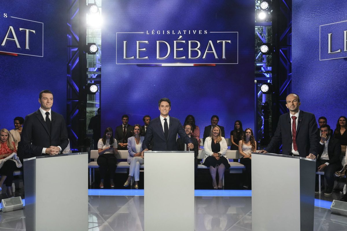 moonlaggoune's tweet photo. Une seule certitude suite à 1er tour chahuté: le parti qui accédera au pouvoir le 7 juillet prochain héritera d'un État en quasi-faillite.

L'État a plus de 3000 milliards € de dette, soit 44 778 € par français.

Que proposent les partis pour y remédier ? 👇 https://t.co/hP5zynE7Xk