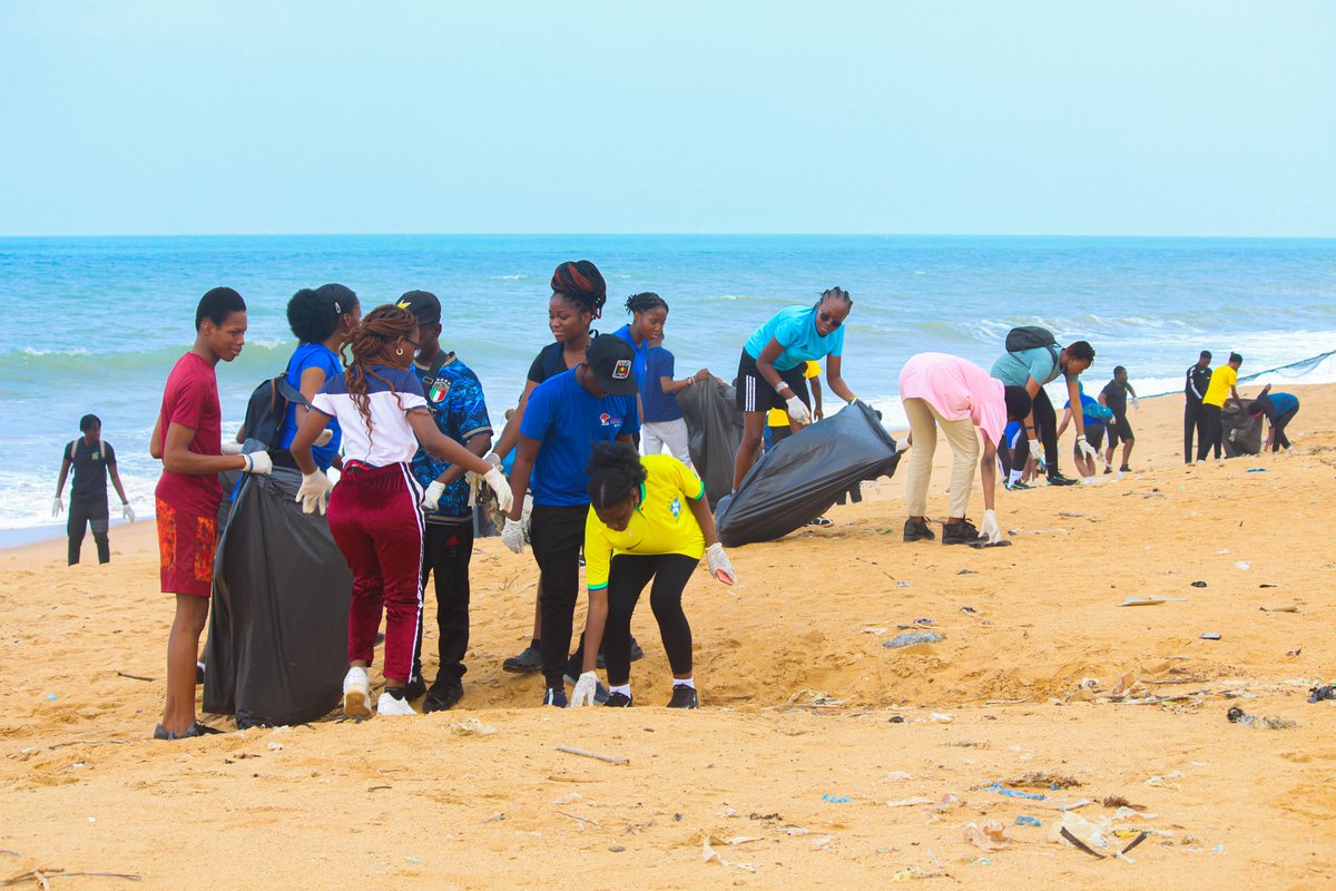 CoursLumiere's tweet image. Les #élèves du #DP1 du #LICL ont participé à une initiative #Ecojogging le 20 juin 2024 sur la plage d'Agbodrafo. L’activité s’est déroulée sous la houlette de Chris Atchou. Cette action s'inscrit dans le cadre du programme #CAS du @iborganization. 

👇👇
shorturl.at/BHAF3