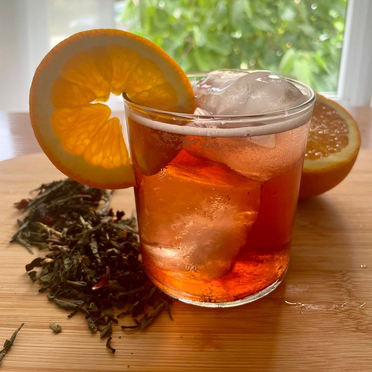 Tea10_Store's tweet image. ¿Sientes el calor? ¡Es la señal perfecta para hidratar tu cuerpo de manera rica y saludable! 🌞🧋

El té frío es refrescante, saludable, aporta muchos nutrientes y es bajo en calorías.

Elige tu favorito: tea10.store 💚

#Lunes #Téfrío #Saludable #Healthy