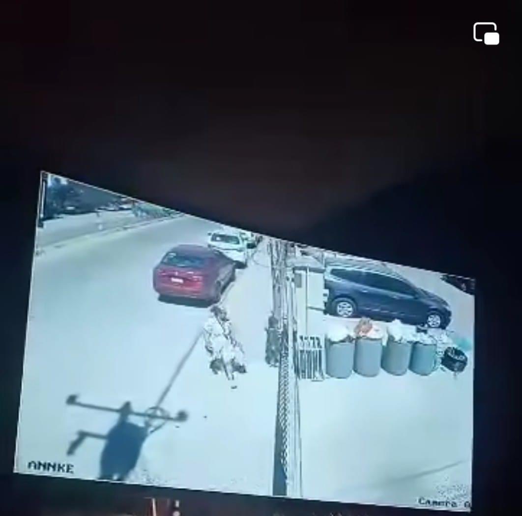 Laverdadaldia12's tweet photo. SE ROBAN NIÑA EN TIJUANA EN RESIDENCIAL DEL BOSQUE 

#URGENTE_COMPARTAN  EN GRUPOS PORFAVOR NO LES TOMARA NI UN SEGUNDO COMPARTIR 

#Tijuana Ala 1 de la tarde fue sustraída de su casa por esta señora que se ve en el video si alguien podría ayudar para dar con el paradero de mi sobrina  este video fue tomado en residencial del bosque pero ya han pasado horas y no se sabe dónde podría estar  por favor 🙏 cualquier información mandar mensaje es sólo un ser indefenso una niña muy linda tan solo tiene 5 años SOS 

#COMPARTA