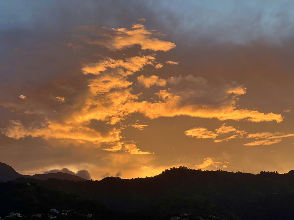 wcchen's tweet photo. #Jamaica 5:37AM

Many years ago in primary school we were taught:

Red sky at night, sailor's delight
Red sky in morning, sailor's warning

Anxiously waiting for Beryl. https://t.co/frpgJQMy7T