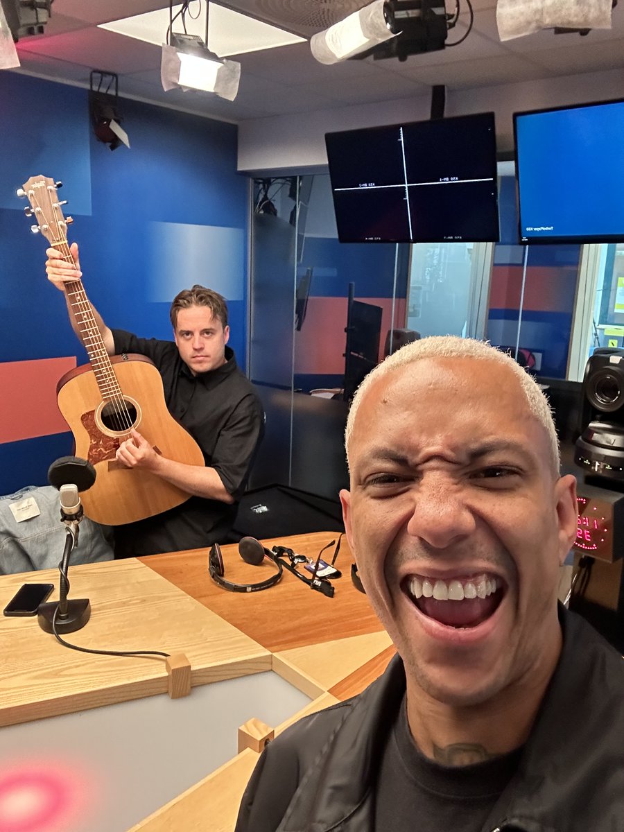 Vi tar en liten nattepisode-pause, tilbake på fredag! 
Frykt ikke. Sven får knekken likevel!
Hva er aldersgrensa på kompresjonssokker? Ikke et øye er tørt når selveste Drillo-isen fremfører den fantastiske EM-låta si live i studio!

Hør her: radio.nrk.no/podkast/heia_f…