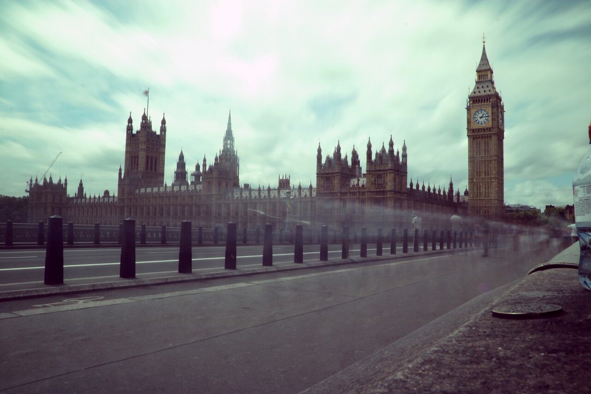 LarryTango's tweet photo. Was messing about with #weldingGlass as DIY #ndFilter for #LongExposure while in #London https://t.co/pKcd9XpXp6 https://t.co/PvOtI9Hbt7