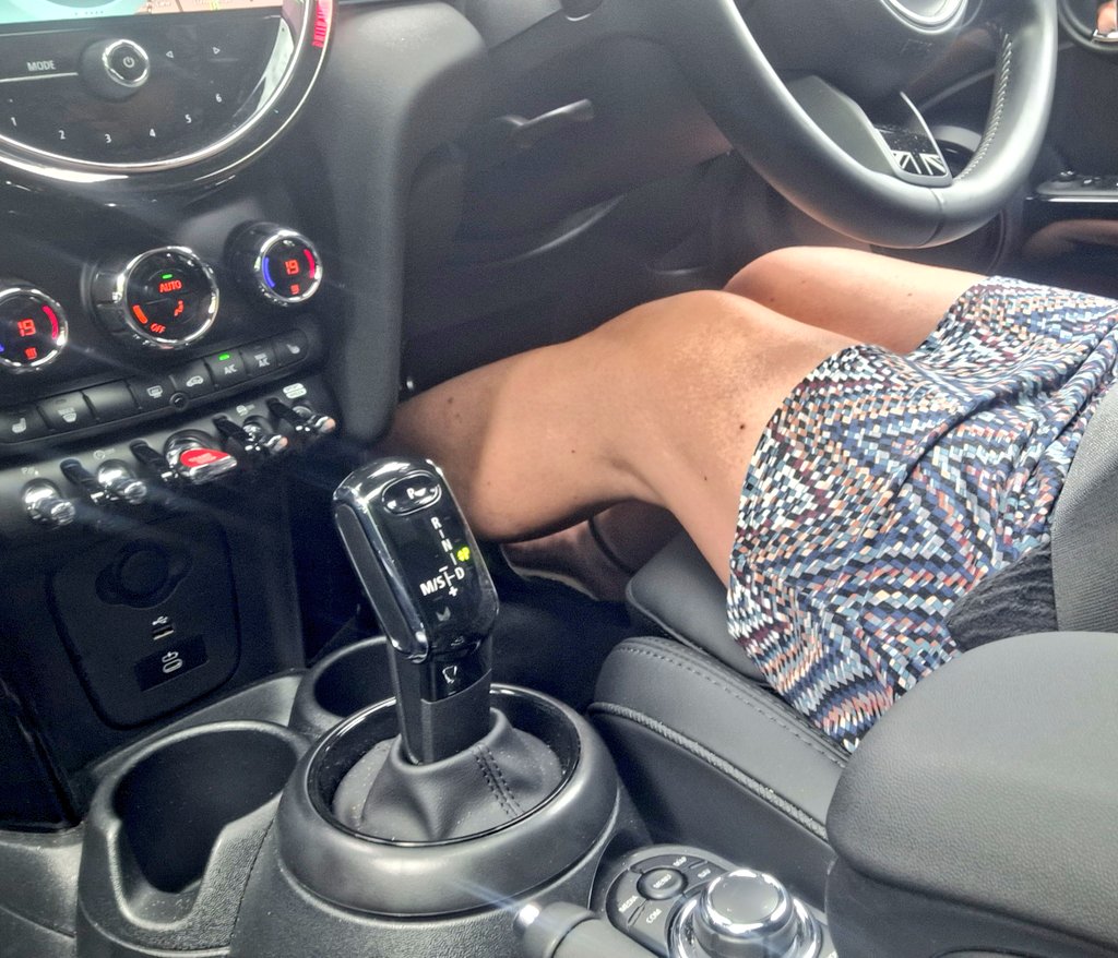 MissHotPot's tweet image. Don&apos;t get out on the road much there days. But when I do... #levelcrossing #carlegs