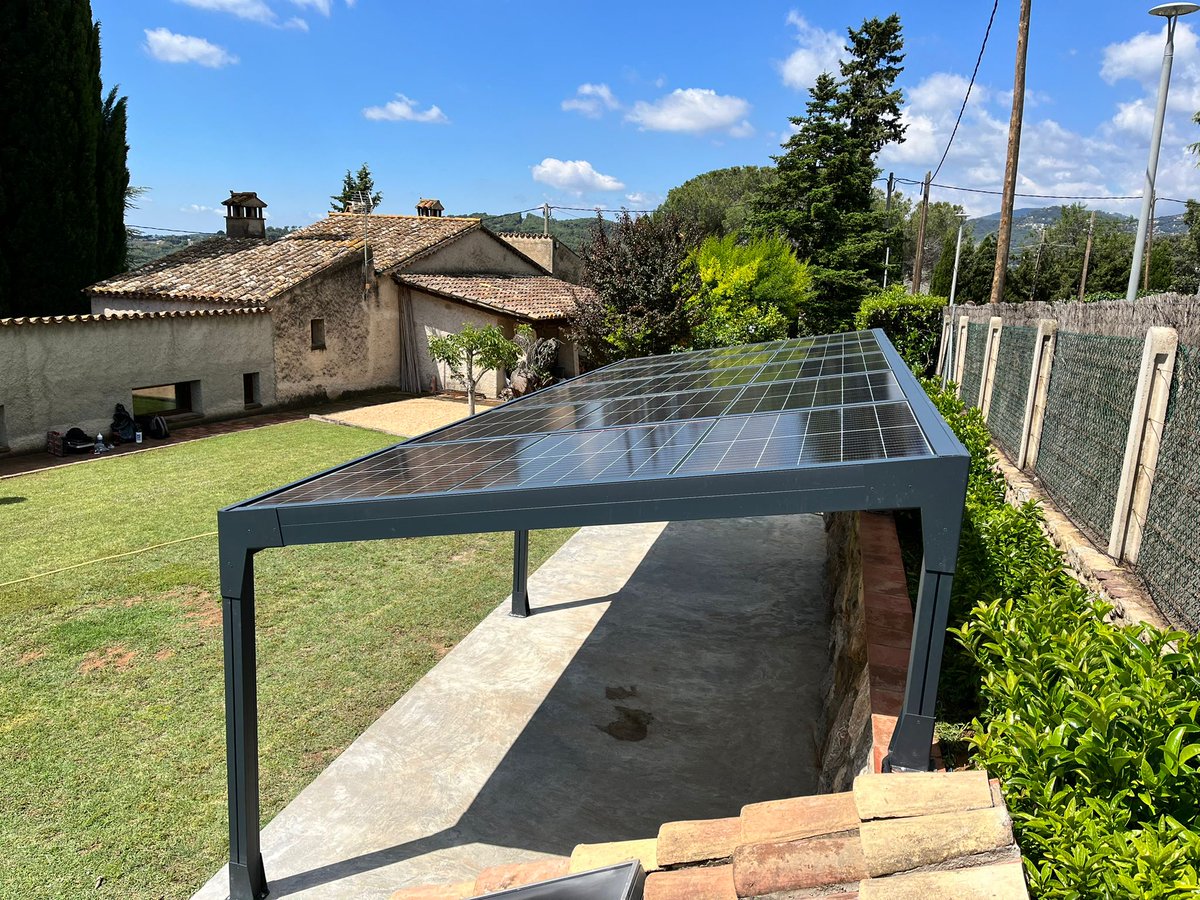 [cat] Qui no voldria una pèrgola tan bonica al seu jardí? !🌞🏡

🔋 Genera energia solar
🌦 Ofereix refugi contra el sol i la pluja
🍔 El lloc ideal per a dinars amb amics

Pèrgola solar 6,16 kWp
14 mòduls @trinasolareurope
Microinversors @enphase

👉sud.cat/plaques-solars…