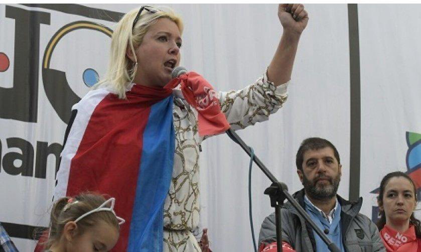 Dice mi padre que un solo traidor 
Puede con mil valientes