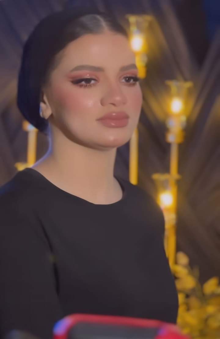 سمر عنتر خريجة تربية اسيوط لما رقصت كانت بتفرح انها اتخرجت وبتحتفل بكدة في وجود اهلها وزمايلها اللي اتخرجوا معاها وهى تعتبر مدربة كرة طايرة وتايكوندو بحزام اسود دولي انت معاك ايه ياخايب ياللي بتتريق ع غيرك يا فاشل ؟!!