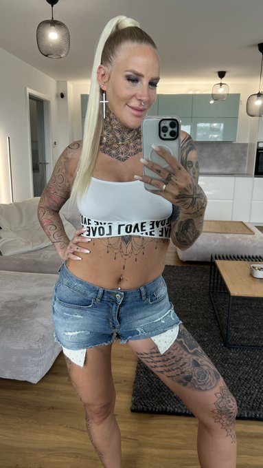 Hey ihr Lieben, wie gefalle ich euch in meinen Hotpants? 😘 #hotpants #fashion #style #summer #outfit<a href="/tag/selfie"class="tags"><span>#selfie</span></a><a href="/tag/model"class="tags"><span>#model</span></a><a href="/tag/fashion"class="tags"><span>#fashion</span></a><a href="/tag/summer"class="tags"><span>#summer</span></a><a href="/tag/style"class="tags"><span>#style</span></a><a href="/tag/ootd"class="tags"><span>#ootd</span></a><a href="/tag/sexy"class="tags"><span>#sexy</span></a>